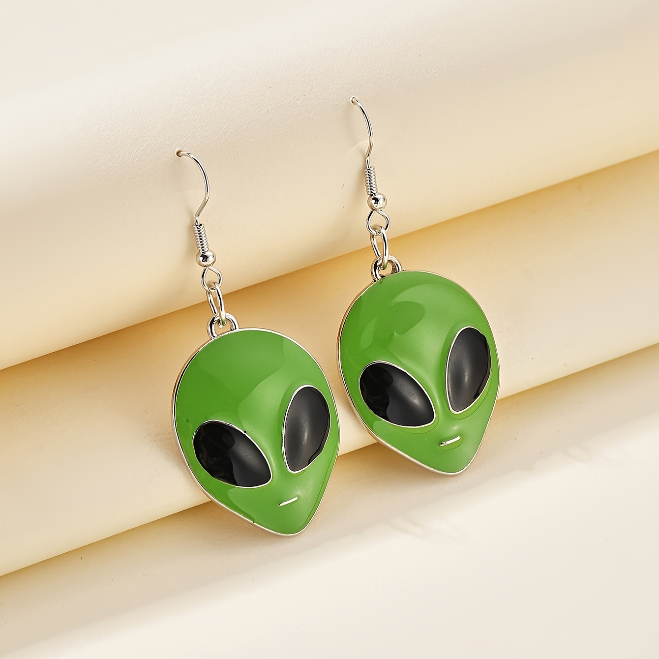 1-Pair Women' Alien Earrings - Oversized Cartoon Alien Ear Studs, Retro Sci-Fi Accessories Suitable for Daily Wear & Costume Events, Year-Round Statement Piece (No Coating)
