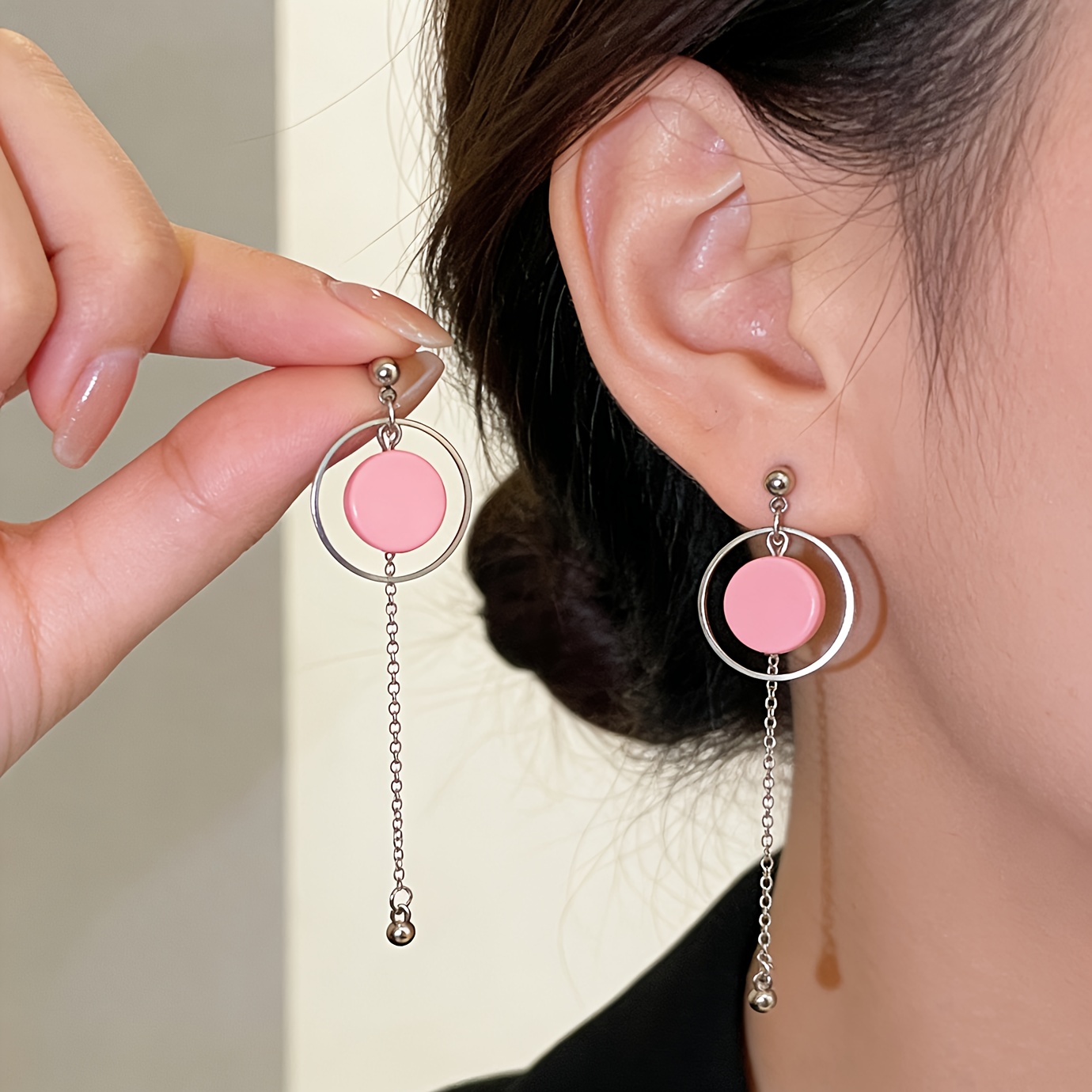 A Pair of Pink Tassel Drop Earrings with Chain Pendants, Featuring a Trendy And Unique Design with Contrasting Colors And Circular Rings, Suitable for Everyday Wear, Vacations, And Minimalist Outfits